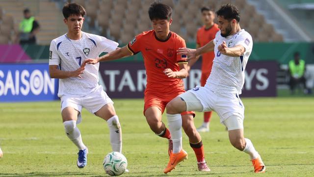 PG模拟器-坐拥四大猛将，海港为何连续三年升级右后卫，这次更以千万级标王价砸向杨希？